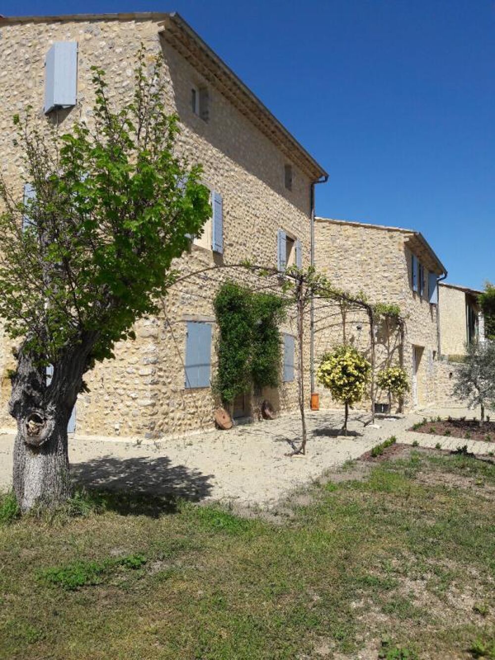 Bâtisse Provençale 10 pièce(s) de 243,07 m2