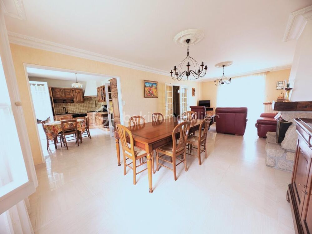 À Liffré, dans un quartier très recherché, venez découvrir cette jolie maison familiale pleine de charme et de potentiel !