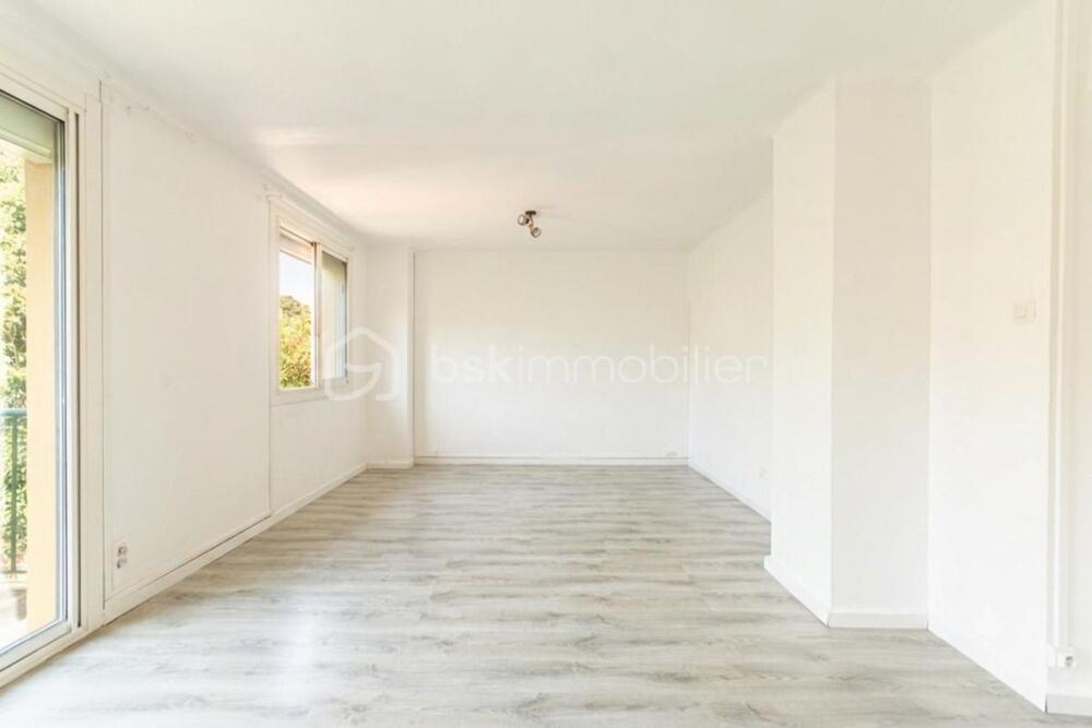 Location Appartement *** PROCHE TOUTES COMMODITÉS *** GRAND HAUT DE VILLA T3 AVEC BUREAU, JARDIN PRIVATIF, BALCON, CAVE ET GARAGE *** La seyne sur mer