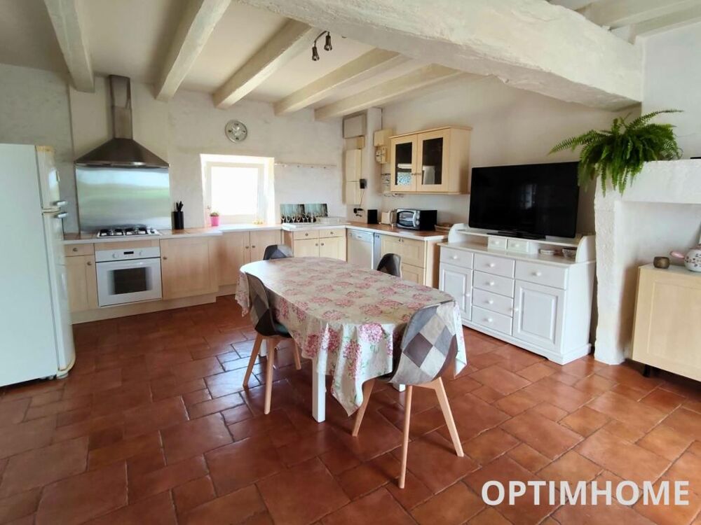 Charentaise rénovée de 230 m² avec deux logements indépendants sur 4 045 m²