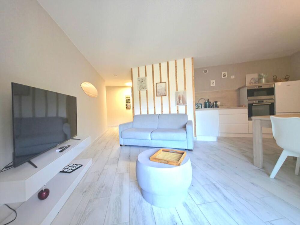 BORMES-LA-FAVIÈRE DERNIER ÉTAGE APPARTEMENT ENTIÈREMENT RÉNOVÉ