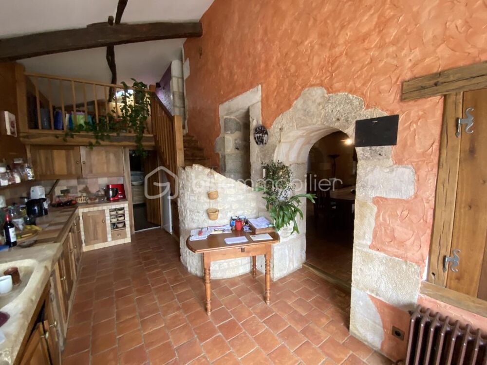 Propriété avec Gîte piscine et dépendances jardin 8700M² 8MIN RUFFEC ET CIVRAY