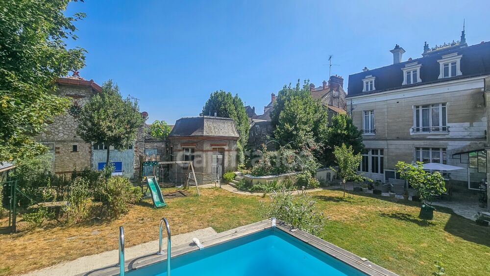 Plein centre ville d' ETAMPES (91) propriété à vendre 13 pièces, avec grand garage, 2 dépendances et terrain clos de 997 m²