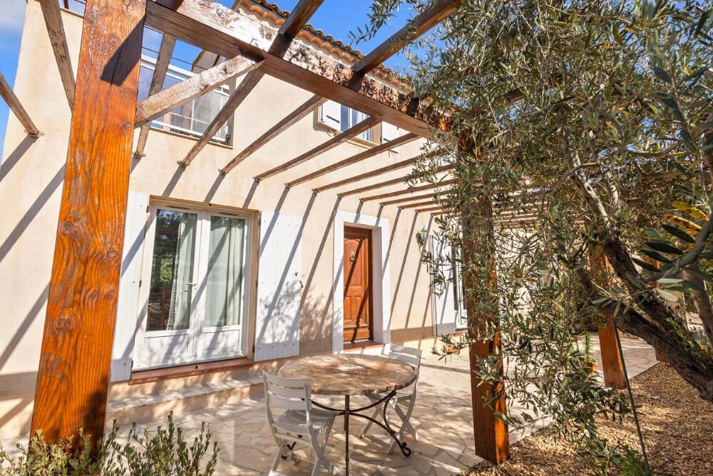En exclusivité Villa comprenant T4 + T2 + Studio et piscine à vendre à Cogolin