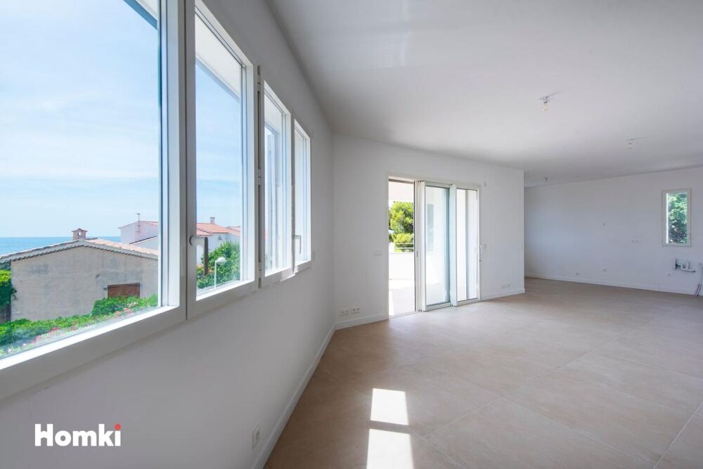 CARRO  Maison mitoyenne dun côté avec terrasse de 19 m² et vue mer panoramique