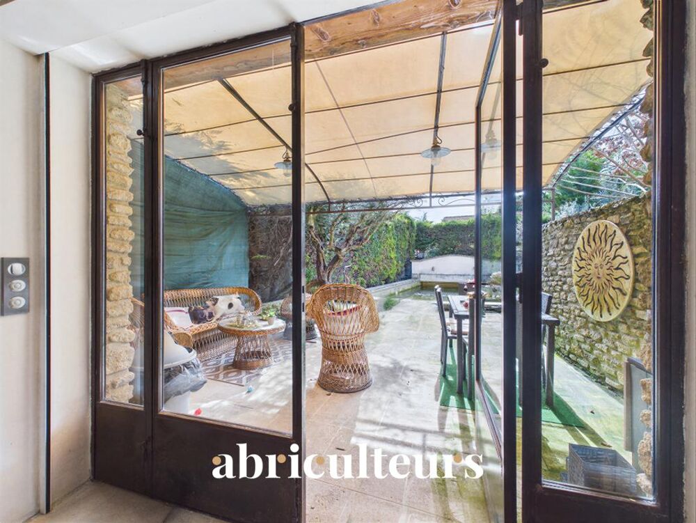Maison de ville en pierre de 100 m² avec jardin et piscine en vente à Cavaillon (84300)
