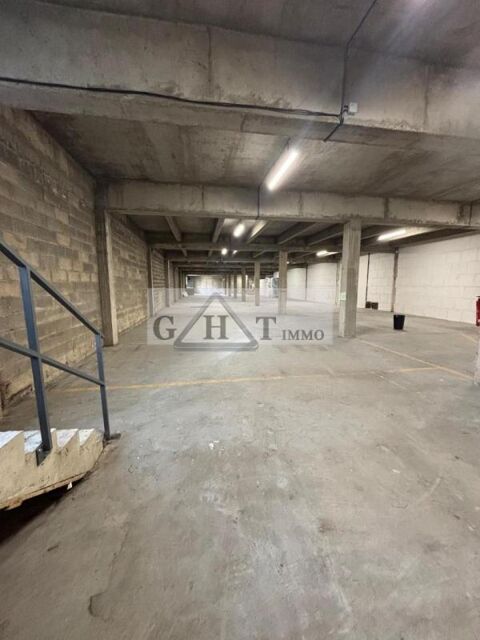   A LOUER 820 M² ENTREPOT ET BUREAUX AU BLANC MESNIL 
