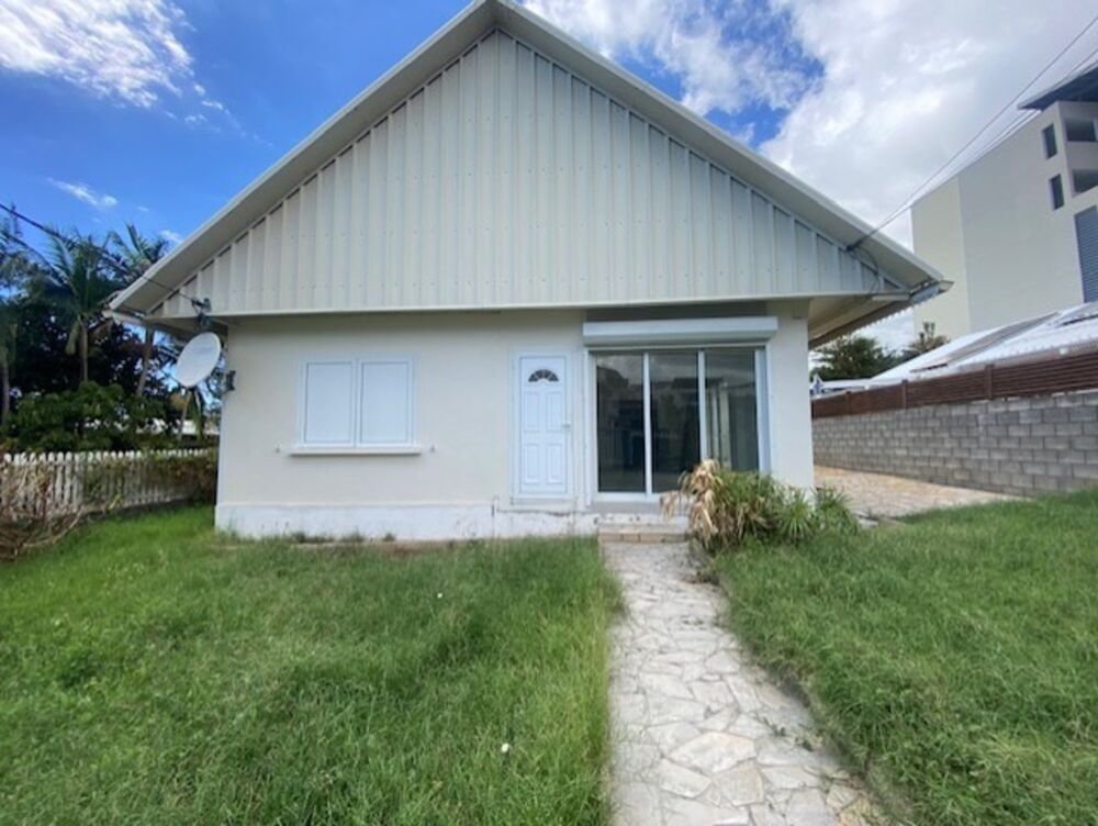Vente Maison SAINTE CLOTILDE (974) A vendre Maison 4 pièces de 92 m² rénovée entièrement + dépendance T2 sur parcelle de 411 m² Sainte clotilde