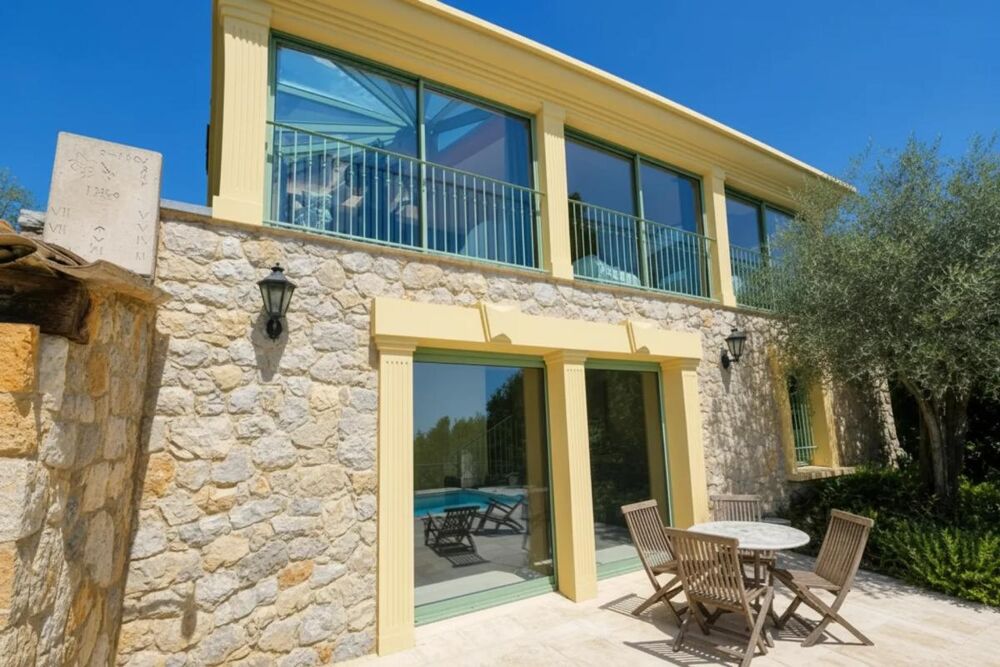 Villa avec piscine, vue sur collines, mer et lac + maison d'amis