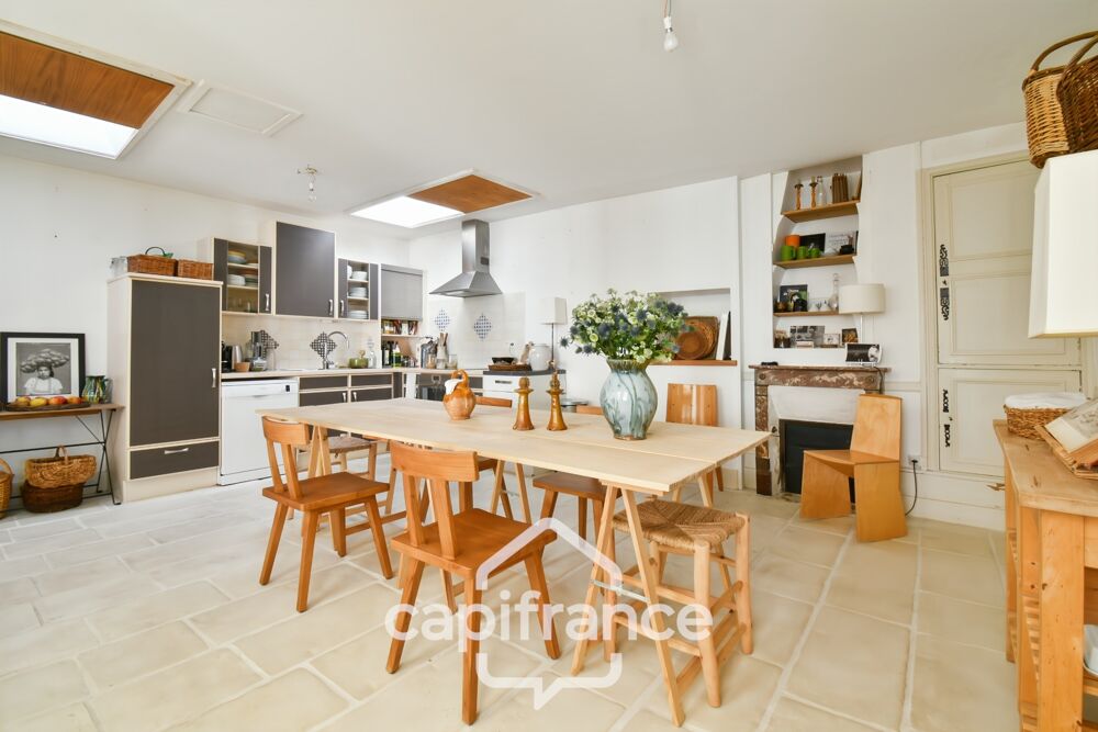 Vente Maison En CHARENTE MARITIME, A SAINT JEAN D'ANGELY (17), Maison de caractère à vendre 12 pièces  avec jardin, proche commerces Saint jean d angely