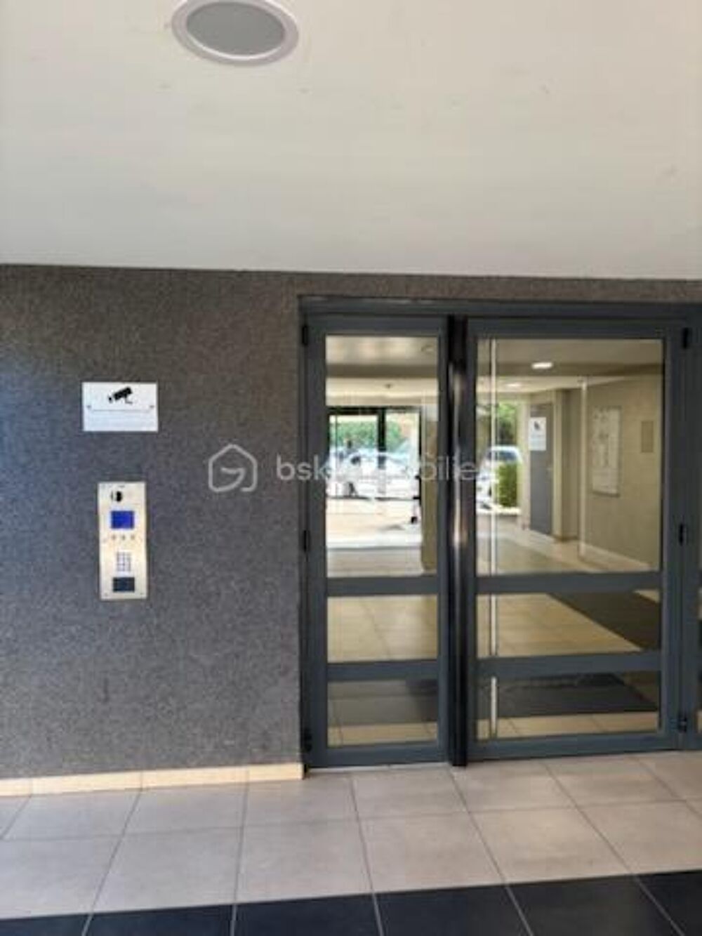 Appartement moderne avec balcon dans résidence récente