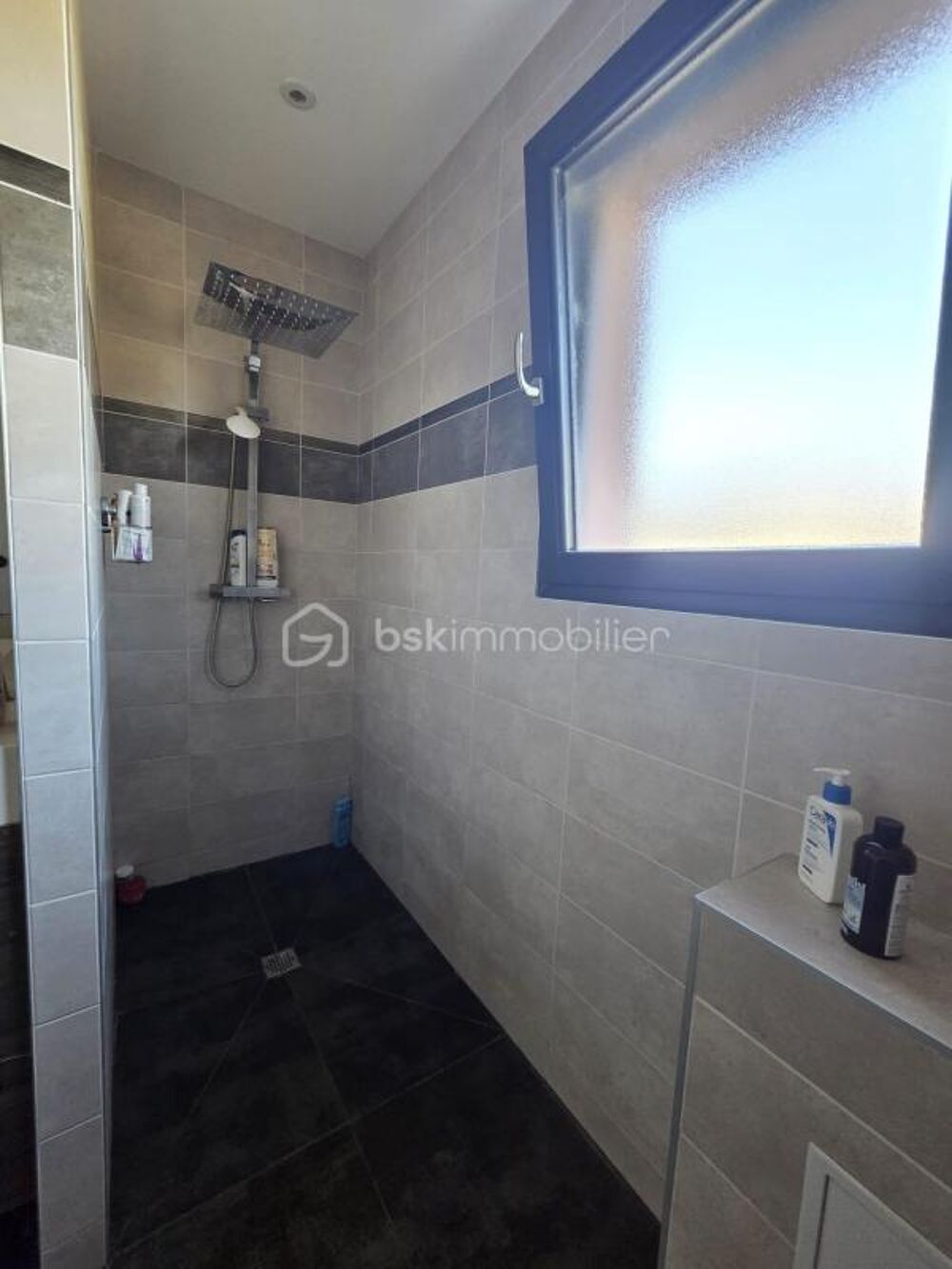 Maison moderne avec deux terrasses et piscine : vente exclusive !