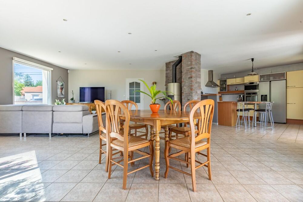 Maison Mouzillon 6 P . 4 Chs . Bureau . 177.85 M² . Double garages . T 1153 M² . Sous-sol