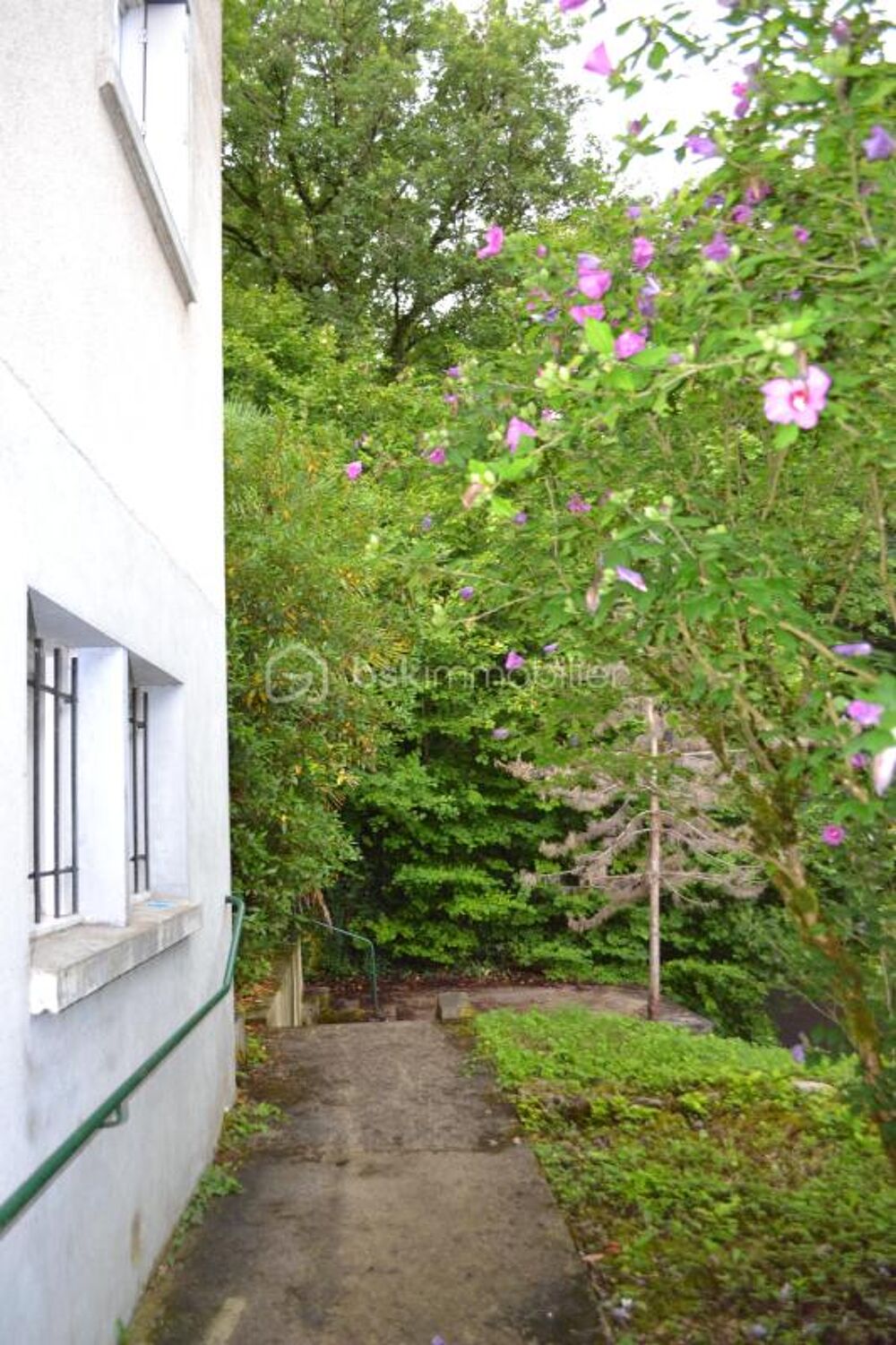 En exclusivité À vendre : Maison élevée sur sous-sol dans un quartier calme