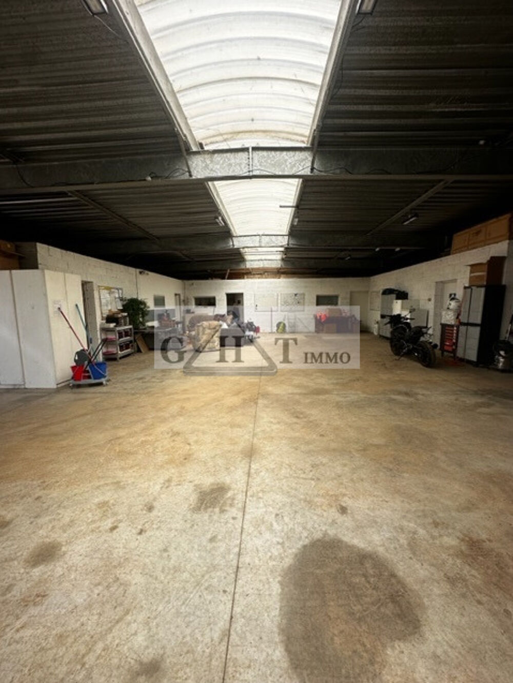   ENTREPOT BUREAUX 350 M² A VENDRE VAUX-LE-PENIL Vaux le penil