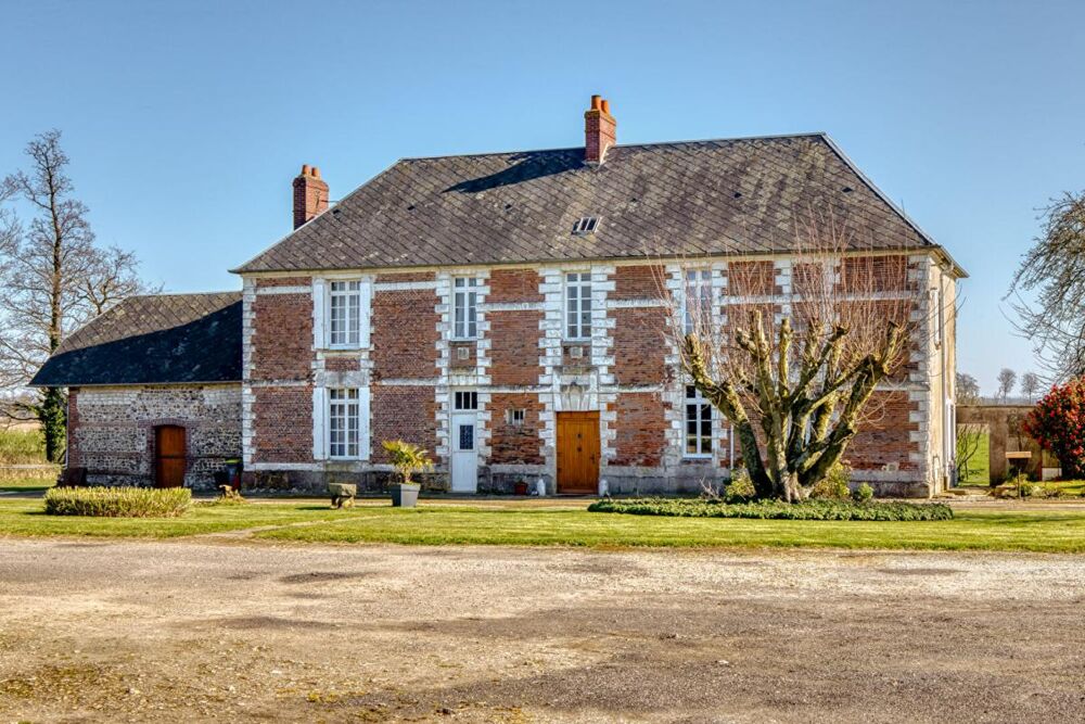 Manoir du XVI ème , 218 m2 + grenier + cellier/ 1480 m2 de dépendances sur 1,6ha