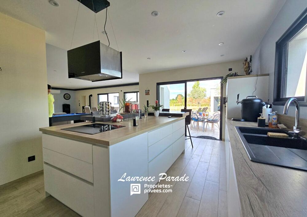 Maison contemporaine recente avec garage et piscine annexe