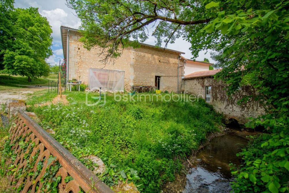 à vendre  Propriété/château Saint-Maigrin (17520)