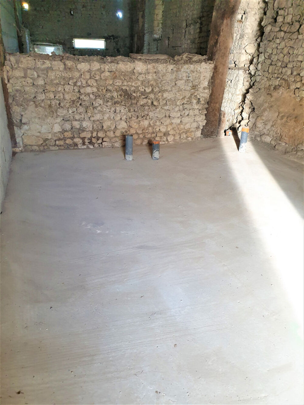 Vente Remise/Grange Dpt Charente (16), proche de BARBEZIEUX grande grange et terrain � vendre Barbezieux saint hilaire