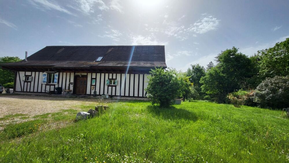 24410 Maison atypique sur 2 niveaux entre Riberac et Saint Aulaye parcelle de 4ha et un étang