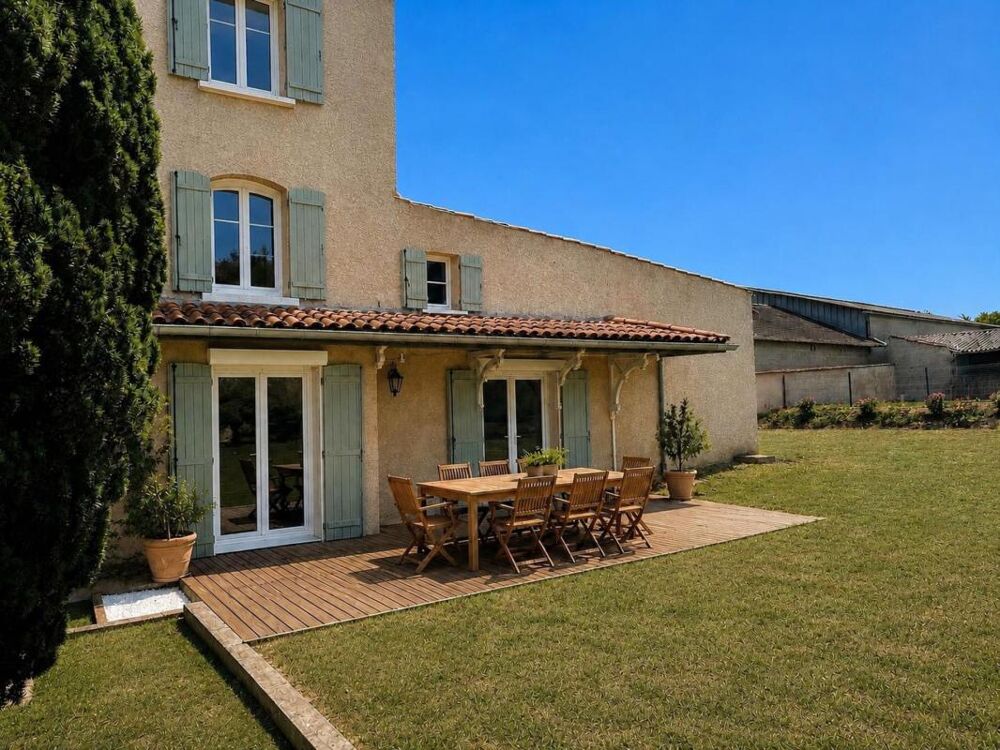 Maison de caractère avec piscine et annexe, au calme