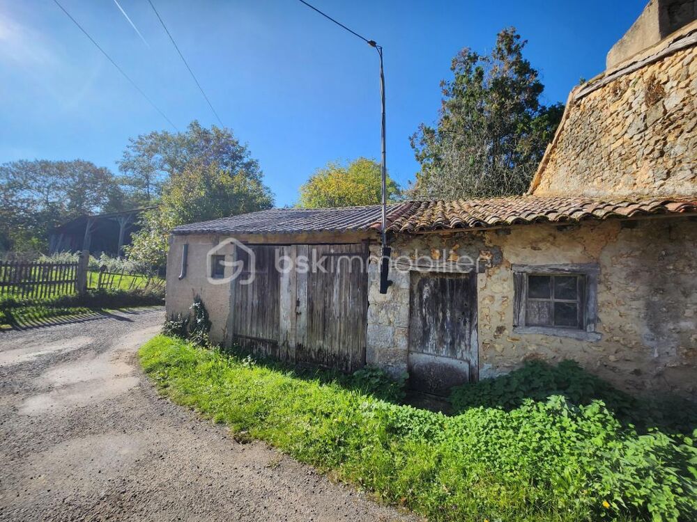 Vente Maison ? Maison � r�nover avec d�pendance � � 500 m du centre de Lusignan ! Lusignan