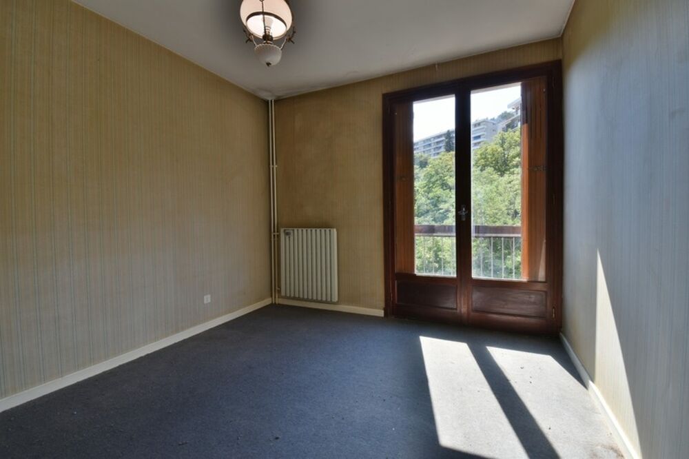 Vente Appartement Appartement T3 traversant à rénover avec balcon, cave et parking privatif Gap
