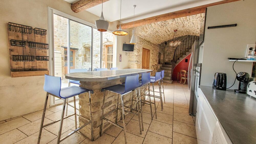 Maison en pierres rénovée avec cour et terrasses