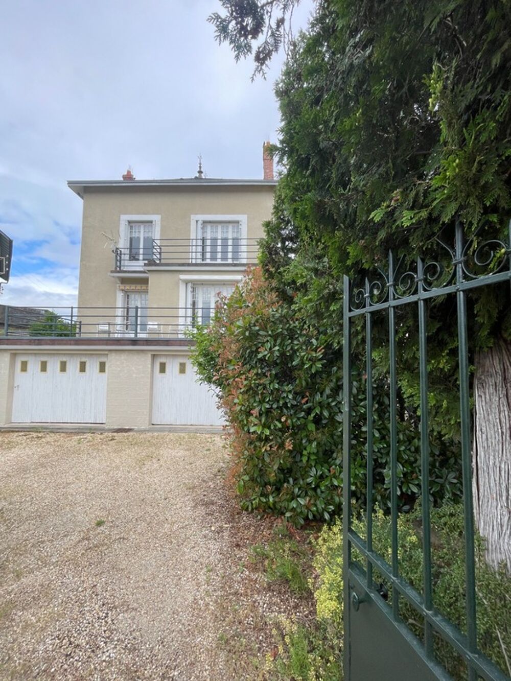 Maison à double distribution avec 2 garages et 1000m2 de terrain clos