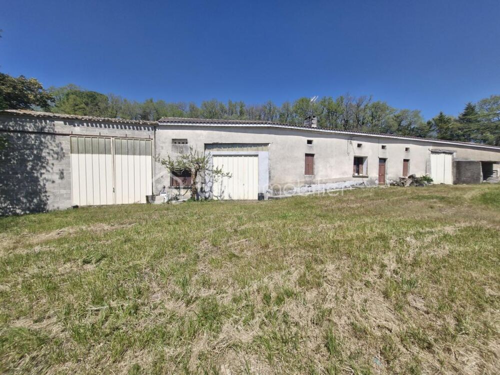 Belle maison en pierre à rénover de 150m2 avec deux dépendances de 100m2 et terrain de 47 hectares