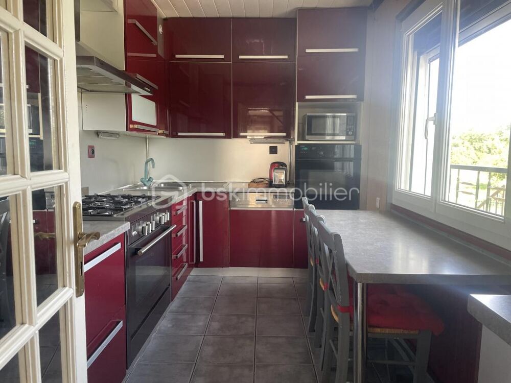 Très jolie maison sur sous-sol total avec son garage et son jardin arboré !
