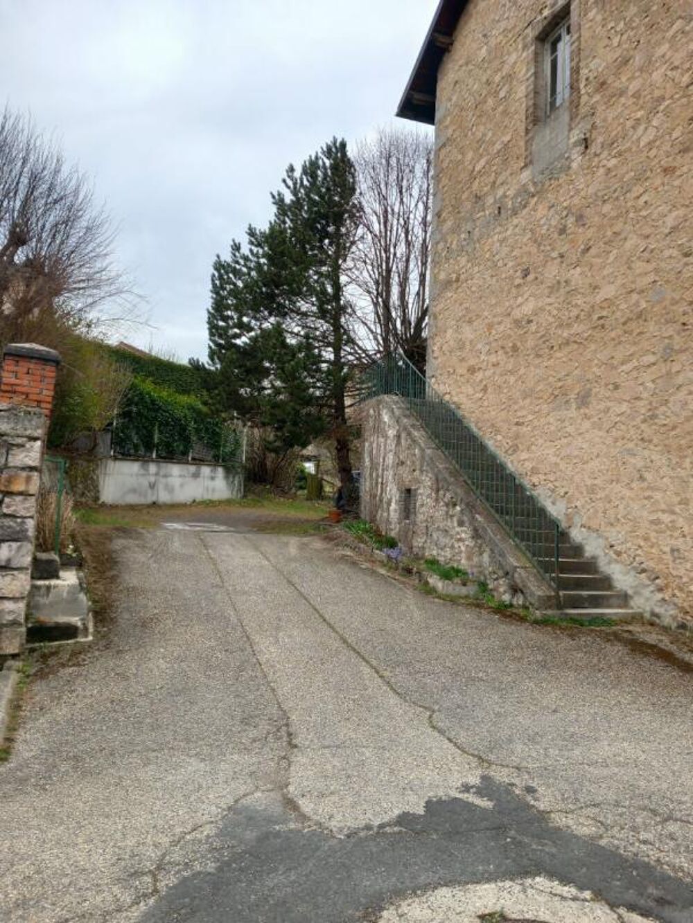 Vente Immeuble Dunières 43220 immeuble élevé sur caves  comprenant trois niveaux plus combles aménageables  sur 1148m² de terrain Dunieres