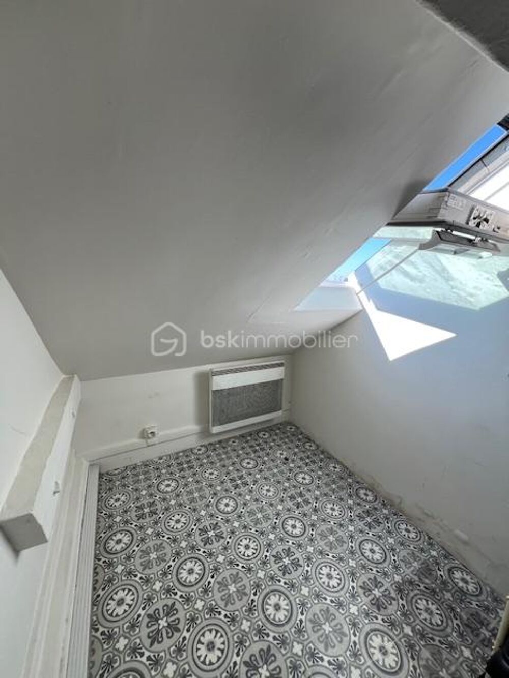 Rare sur le secteur !! une chambre mansardée au dernier étage d'un immeuble à 2min à pied de la gare du Raincy