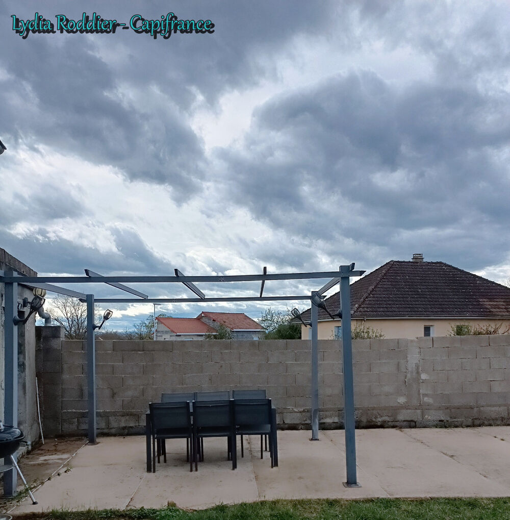 Maison avec 4 chambres  terrain clôturé  deux terrasses - PUY GUILLAUME (63290)