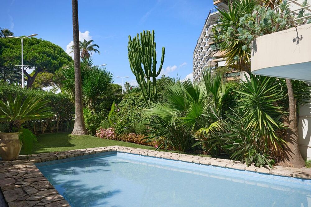 Cannes Croisette Penthouse de Prestige : Vue Mer Panoramique au 6ème Étage