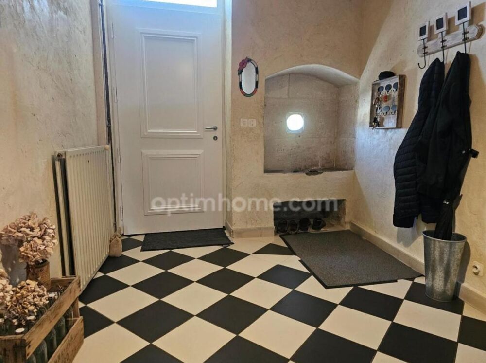 Maison charentaise de 232 m², 6 chambres, un bureau, piscine et un garage de 90 m² - LINARS (16)
