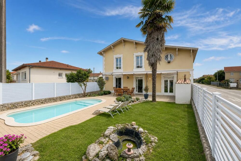 Maison rénovée de 180 m² piscine et toit terrasse à Mussidan