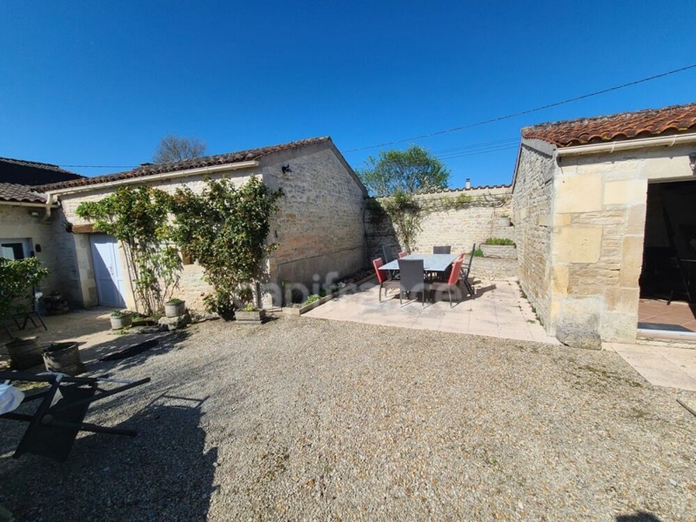 Maison de charme de 255m² proche de MATHA (17)