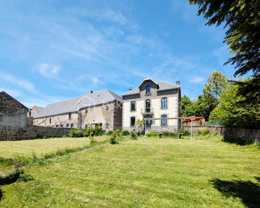 Maison avec jardin, dépendances et gîte rentable  À découvrir sans tarder !