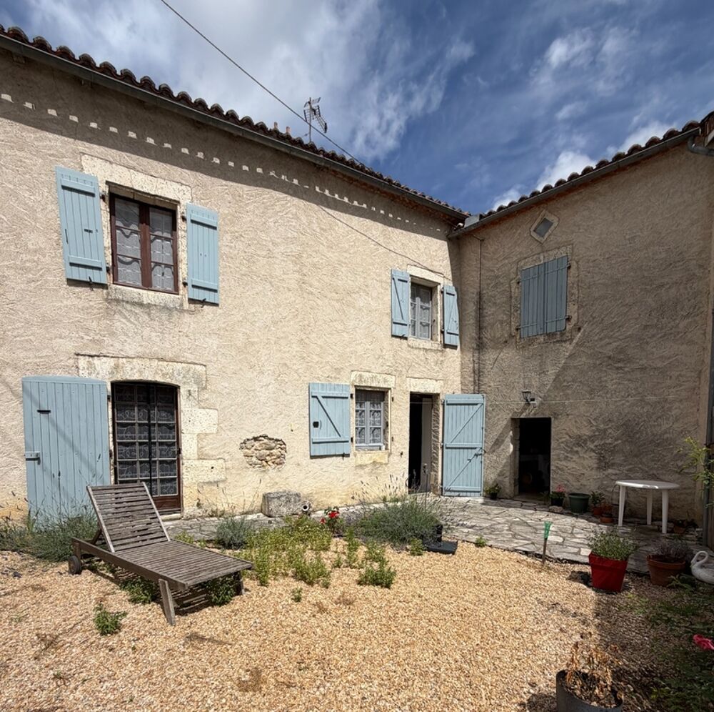 Vouzan. Maison 159 m² avec garages et dépendances