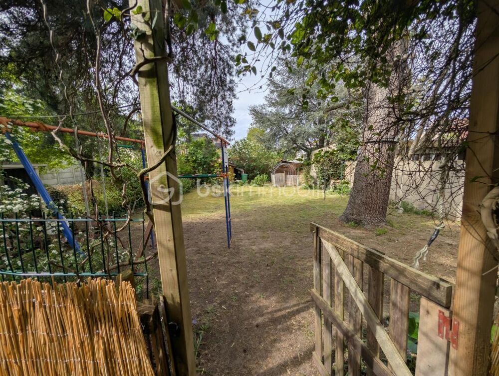 Maison familiale 5 chambres avec sous-sol total et terrain arboré sans vis-à-vis