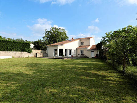 Très Belle Maison 177 m² + maison annexe de 90 m² sur un Terrain de 980 m² dans secteur calme de Saint Cyr 308000 Saint-Cyr (86130)