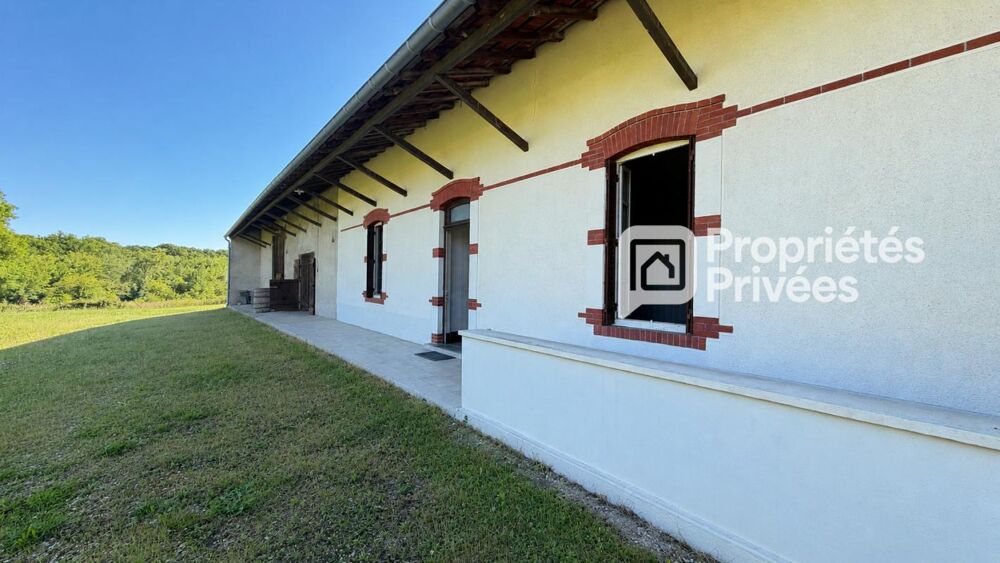 Sur 2700 m2 de terrain, belle ferme à rénover