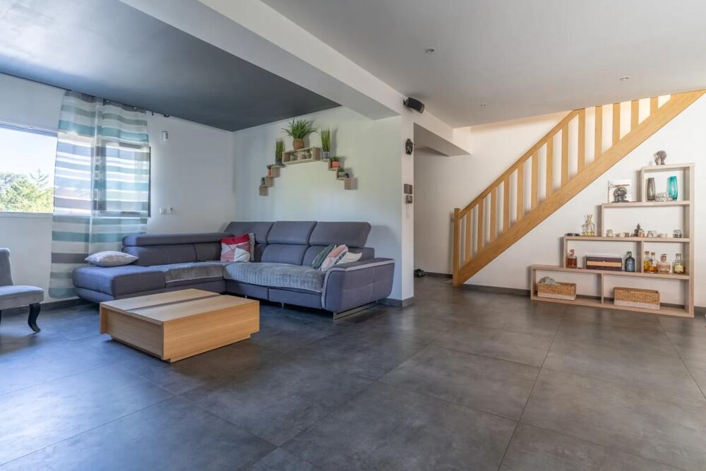 Maison familiale 7 pièces de 250 m² au Mesnil-Saint-Denis avec studio indépendant