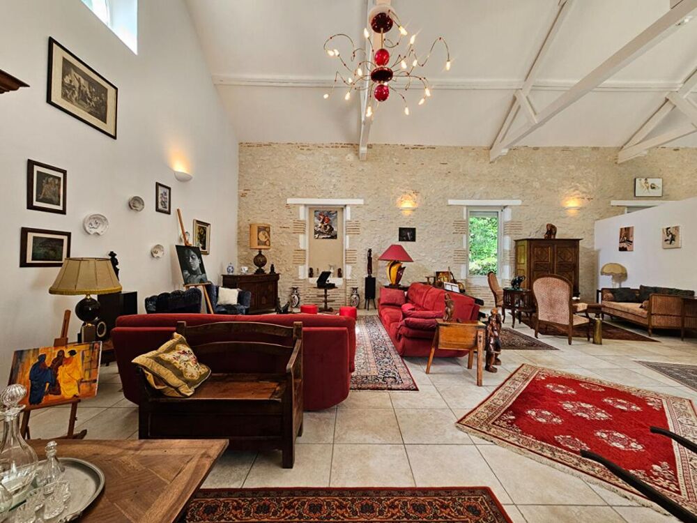 Maison de caractère en pierre 350 m² - 4 chambres - piscine chauffée - parc 3500 m²