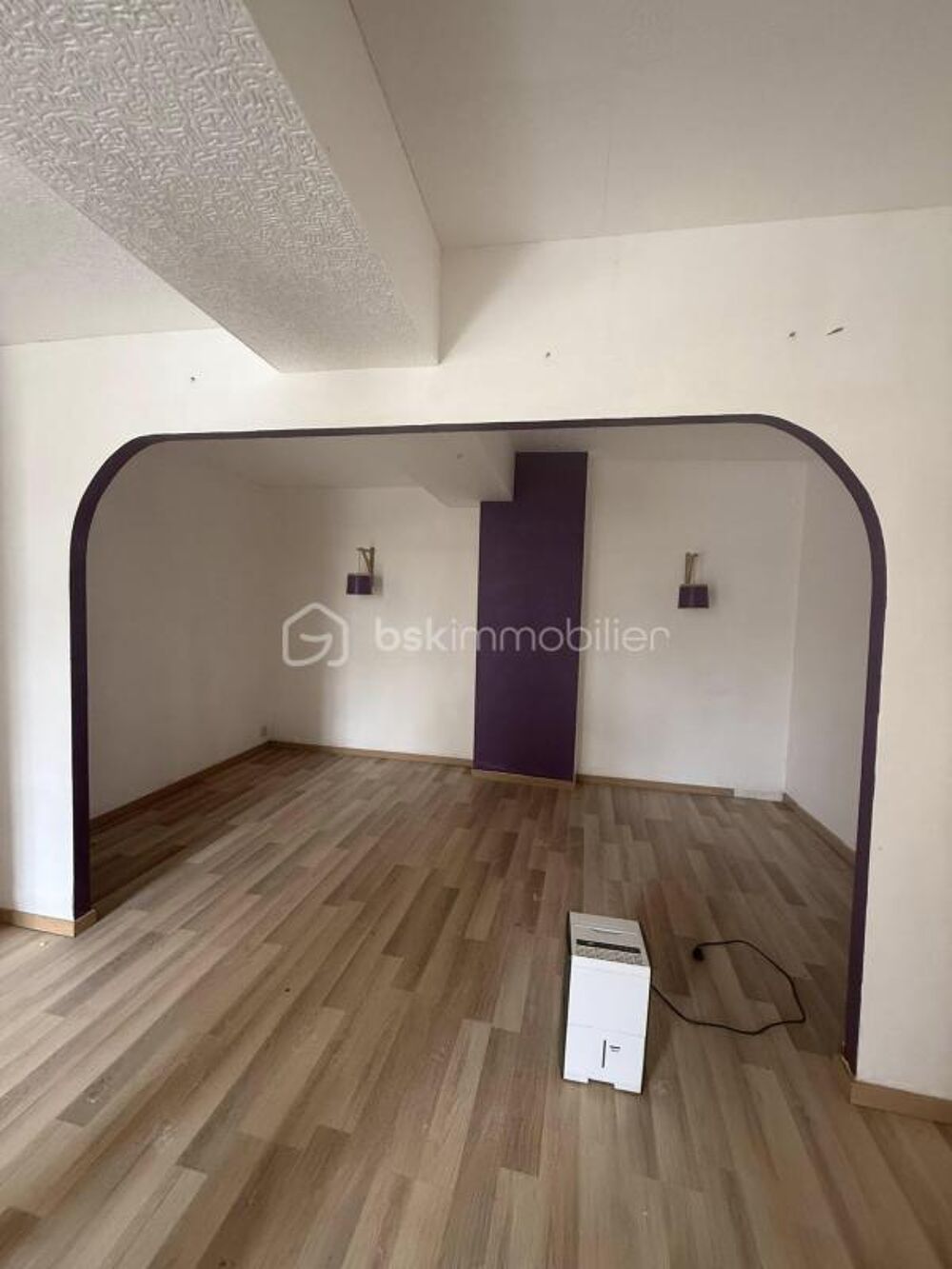 Situé à 8 minutes de Pré-en-Pail, ce bien rare de 80 m² entièrement à rénover