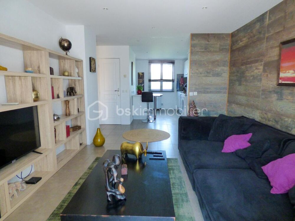 3 pièces traversant avec balcon  Résidence sécurisée , quartier dynamique