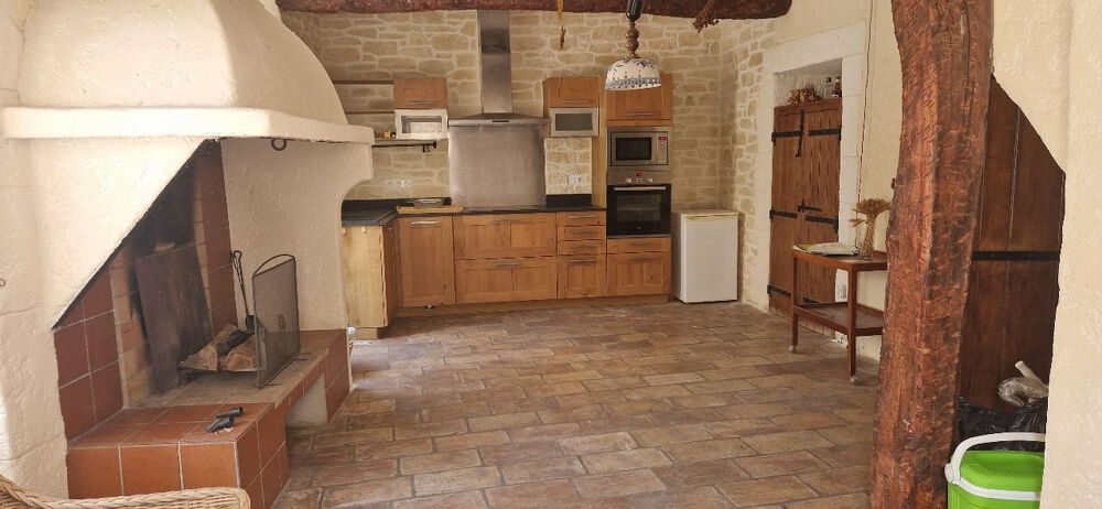 Très belle maison avec pierres apparentes de village avec garage et terrasse