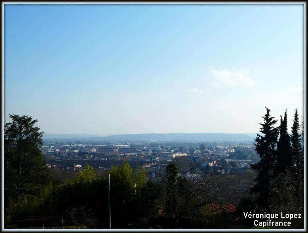 EXCLUSIVITE. AGEN proche du centre, belle demeure en pierres 7 pièces, véranda, piscine, pigeonnier, grand garage sur terrain de