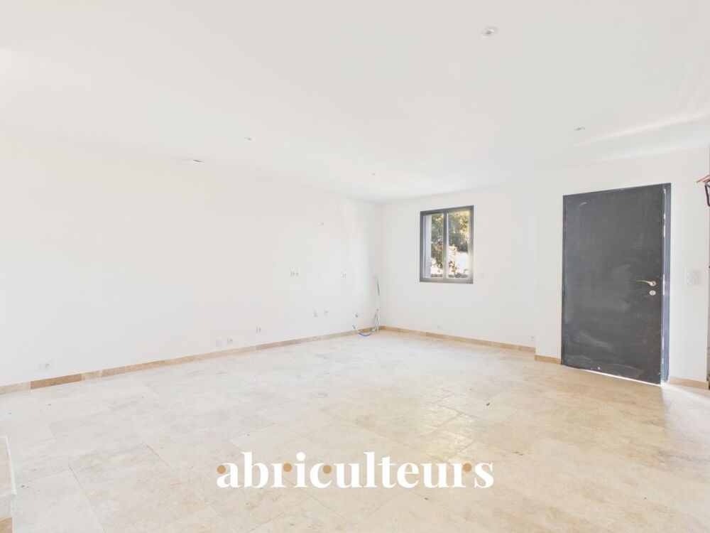 Maison de village rénovée, toutes commodités à pied en vente à Lambesc (13410)